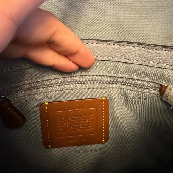 🩵 Coach Cassie Crossbody Bag 19 (in Excellent Used Condition )! 🩵 - Picture 9 of 17